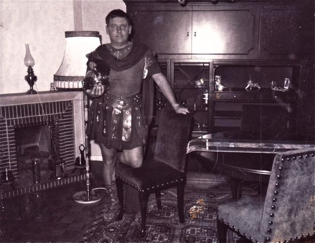 Firmin had zijn outfit zorgvuldig uitgekozen want hij wou zijn medewerkers bij het begin van het nieuwe werkjaar duidelijk maken wat de strategie ging zijn.